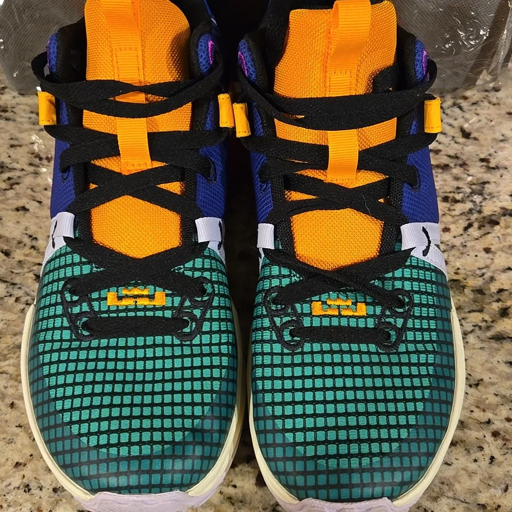 Nike LeBron Kids Basketball Shoes Multicolor Size 6Y - Picture 2 of 6